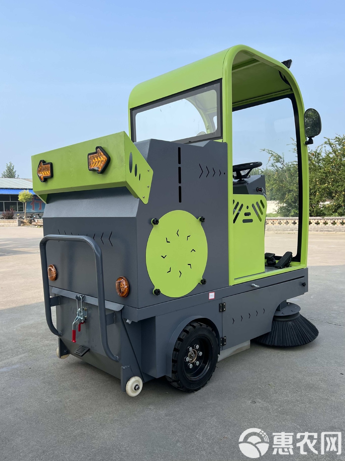 半封闭式电动三轮扫地车 物业管理中的高效清洁新模式